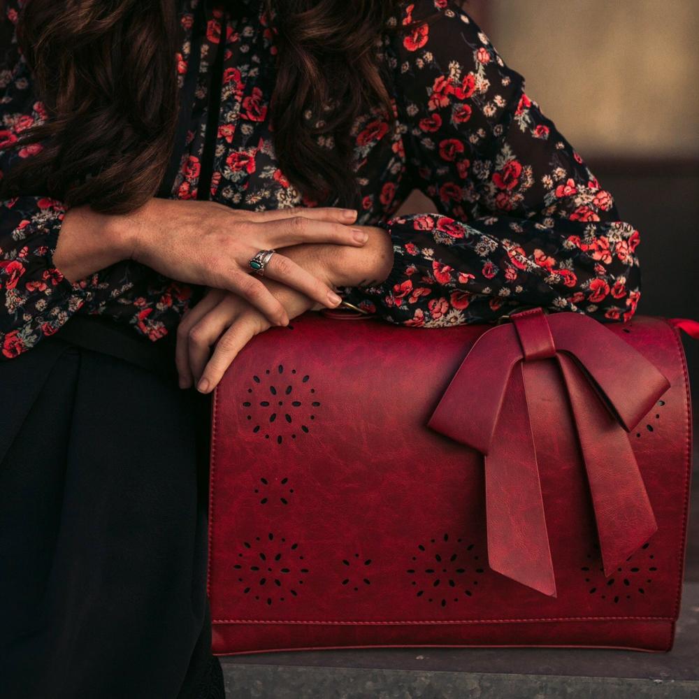 Mabel's Elegant Bow-Tie Satchel